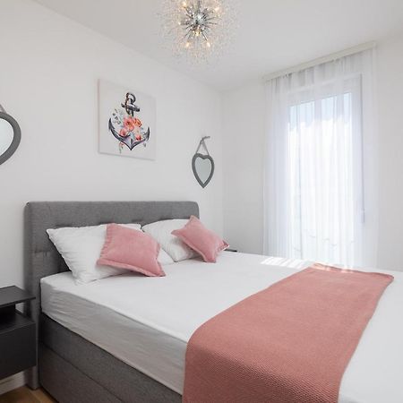Apartment Alegria In Okrug With Heated Pool, Sea View, Jacuzzi, Wifi 特罗吉尔 外观 照片