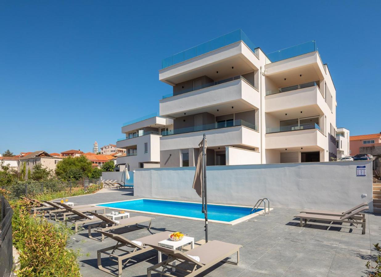 Apartment Alegria In Okrug With Heated Pool, Sea View, Jacuzzi, Wifi 特罗吉尔 外观 照片