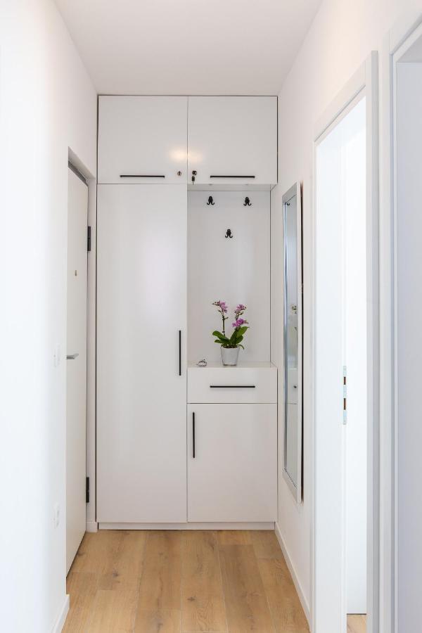 Apartment Alegria In Okrug With Heated Pool, Sea View, Jacuzzi, Wifi 特罗吉尔 外观 照片