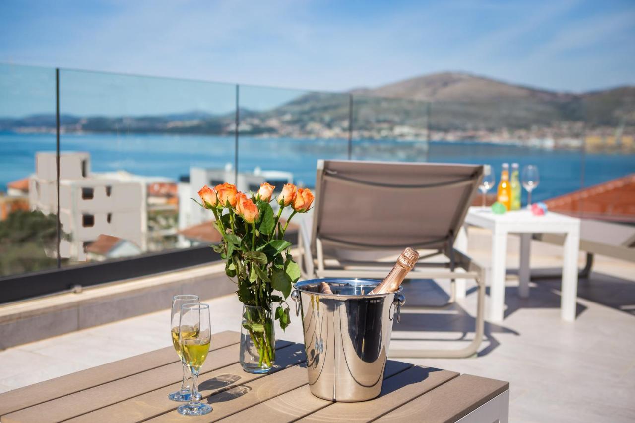 Apartment Alegria In Okrug With Heated Pool, Sea View, Jacuzzi, Wifi 特罗吉尔 外观 照片