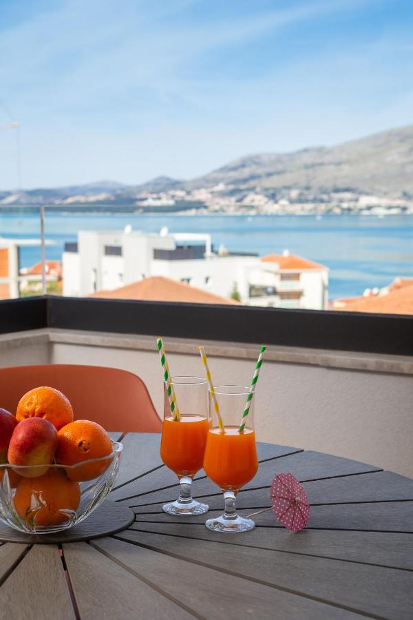 Apartment Alegria In Okrug With Heated Pool, Sea View, Jacuzzi, Wifi 特罗吉尔 外观 照片