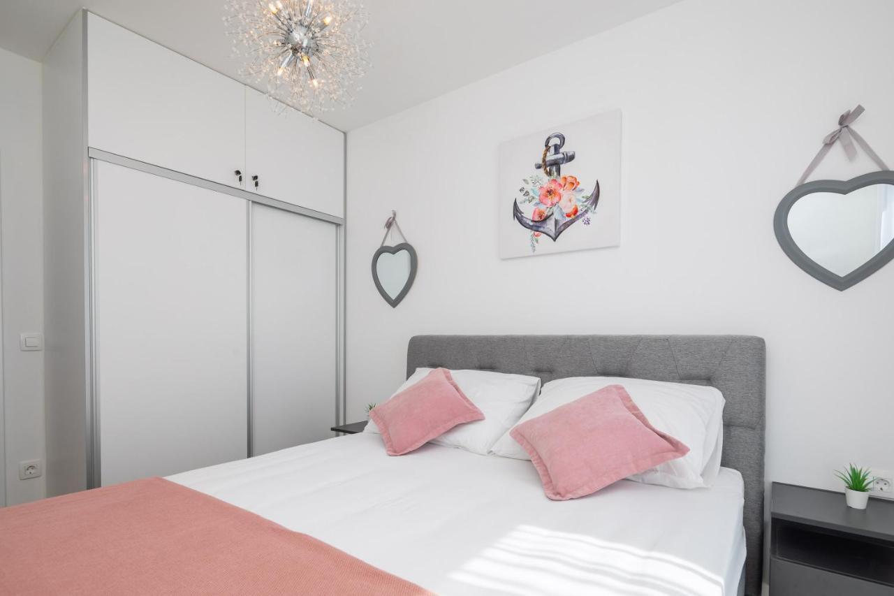 Apartment Alegria In Okrug With Heated Pool, Sea View, Jacuzzi, Wifi 特罗吉尔 外观 照片