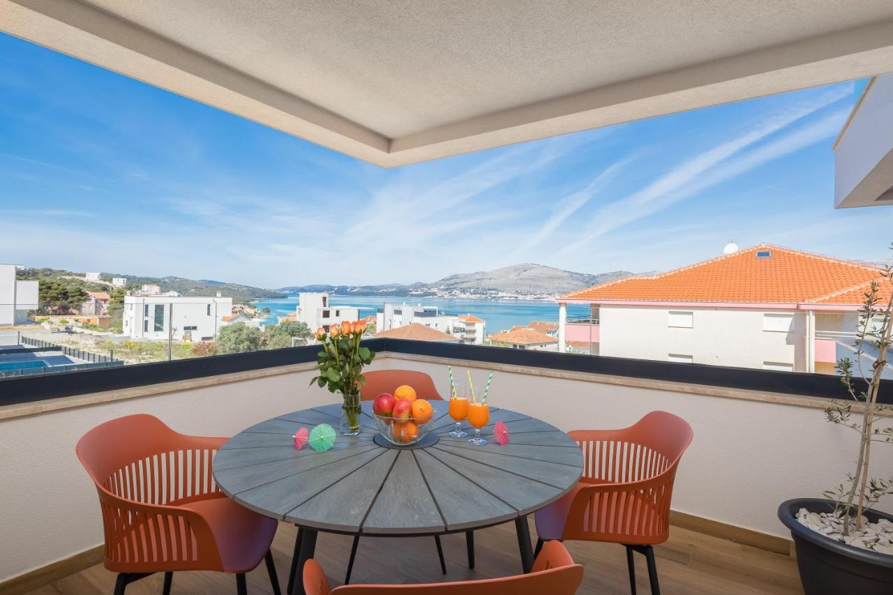 Apartment Alegria In Okrug With Heated Pool, Sea View, Jacuzzi, Wifi 特罗吉尔 外观 照片