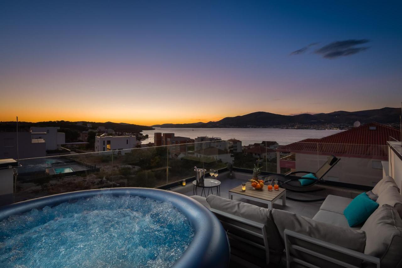 Apartment Alegria In Okrug With Heated Pool, Sea View, Jacuzzi, Wifi 特罗吉尔 外观 照片