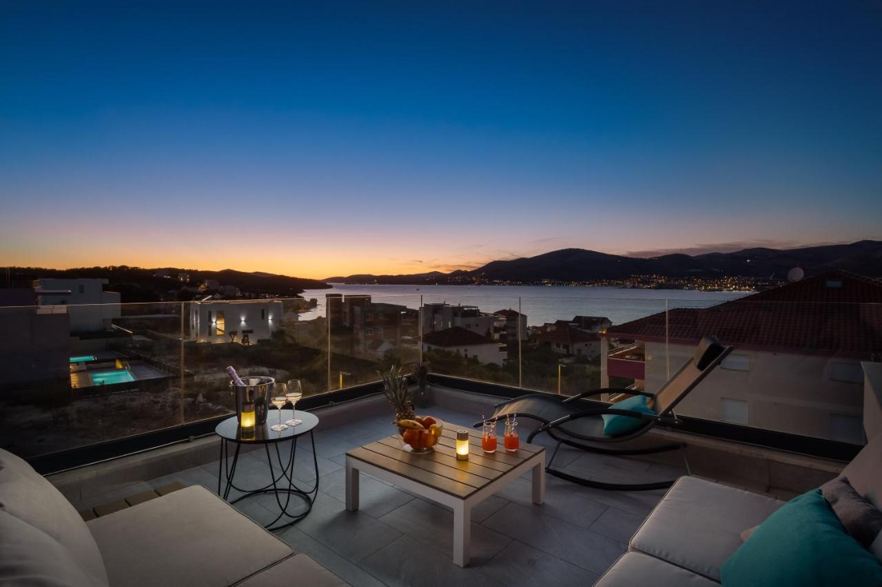 Apartment Alegria In Okrug With Heated Pool, Sea View, Jacuzzi, Wifi 特罗吉尔 外观 照片