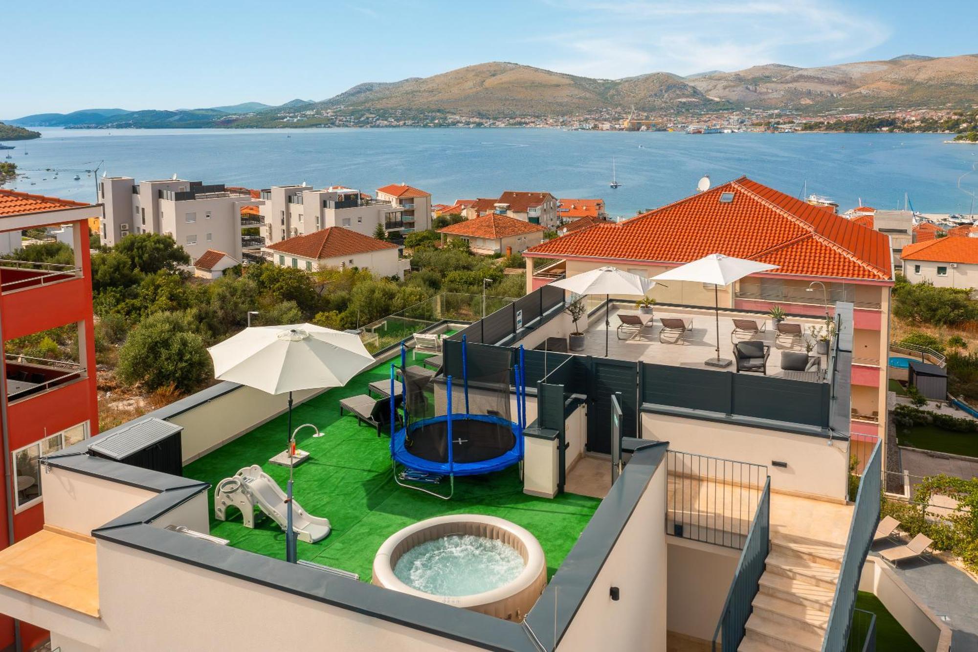Apartment Alegria In Okrug With Heated Pool, Sea View, Jacuzzi, Wifi 特罗吉尔 外观 照片